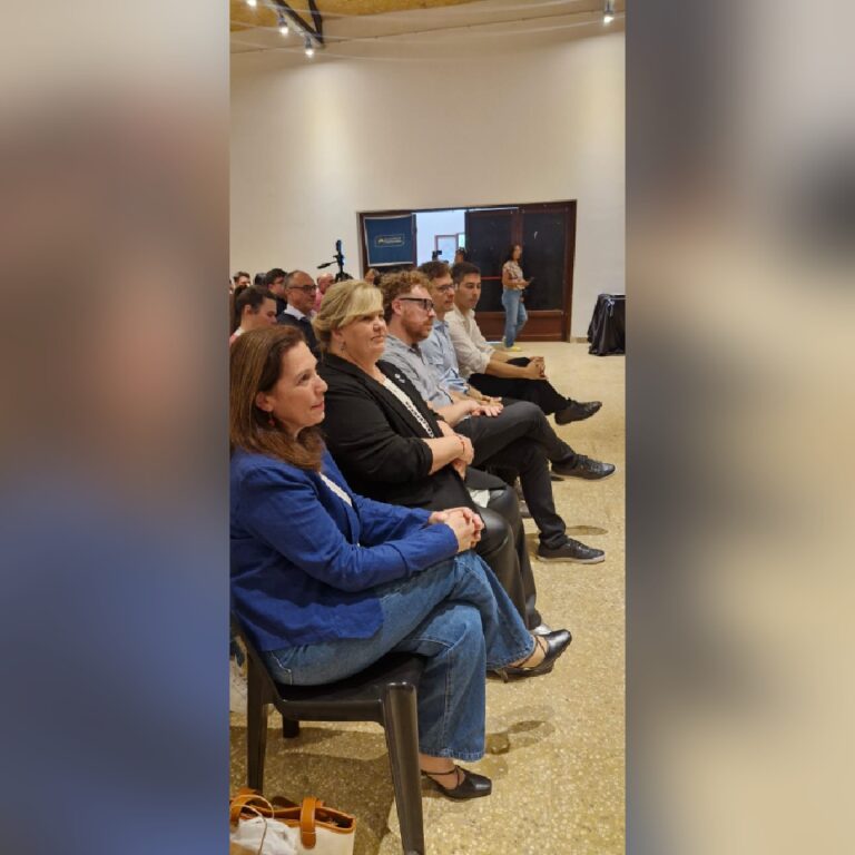 squarephoto_202511201700560